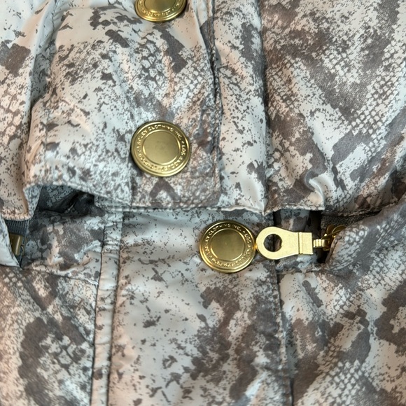 ❤️NWOT Varley Highland Puffer Jacket Grunge Snake Size Small - Picture 13 of 16